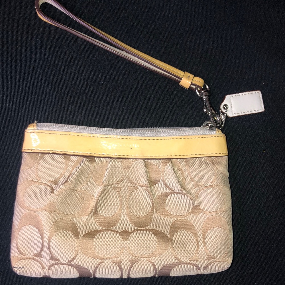 Coach  small tan clutch purse 👜
